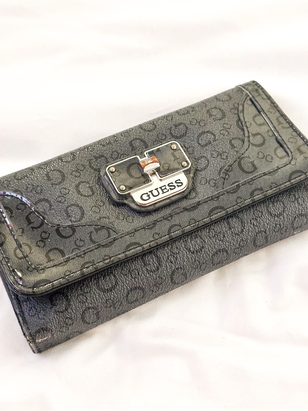 GUESS Monogram Wallet – Gray
